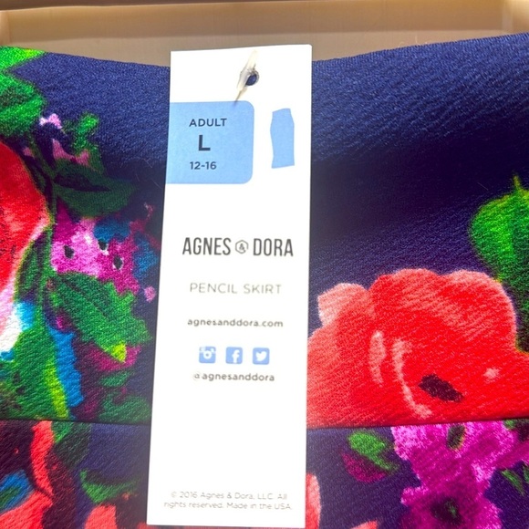 NWT Agnes & Dora Navy blue Floral Pencil Skirt - Picture 3 of 6